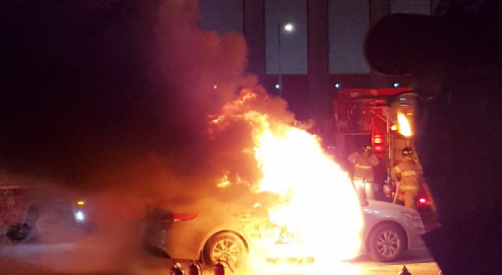 Cabbie in apparent self-immolation protest dies
