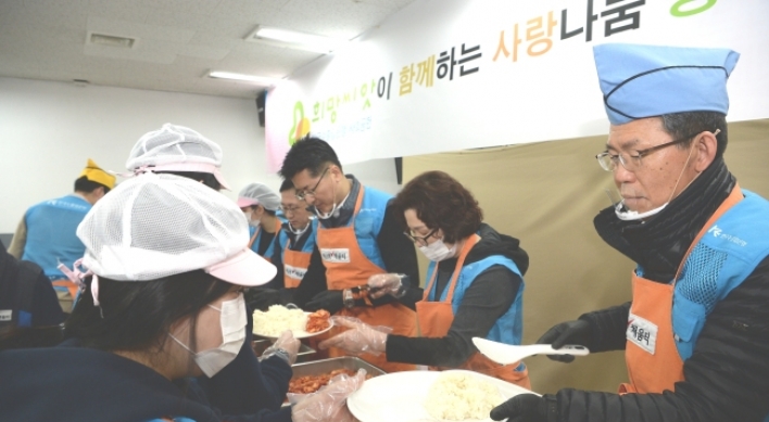 [Advertorial] Eximbank employees volunteer at soup kitchen