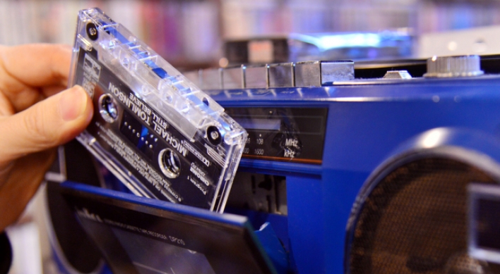 [Eye Plus] Cassette tapes make stand in digital era