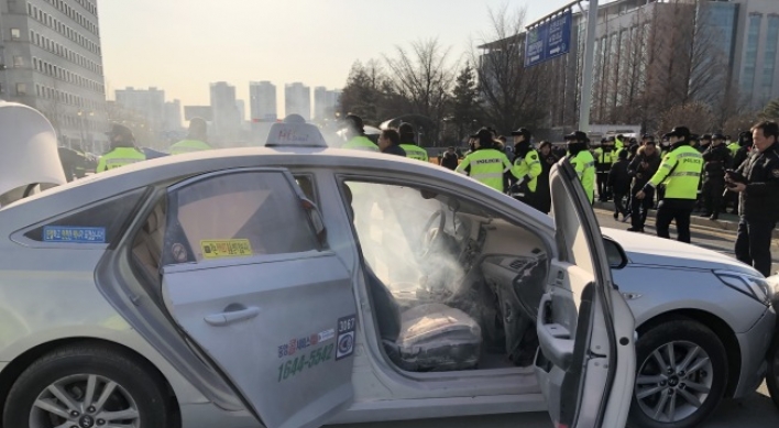 Another taxi driver sets himself on fire