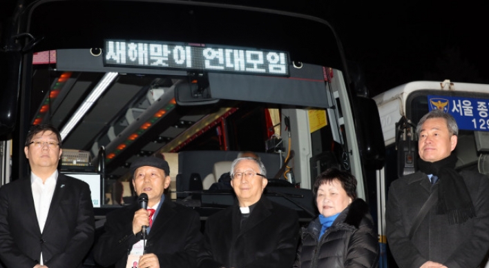 Religious leaders, civic group officials visit N. Korea for new year event