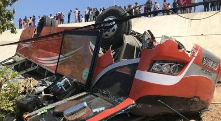 Vietnamese driver killed, 7 S. Korean tourists injured in bus accident