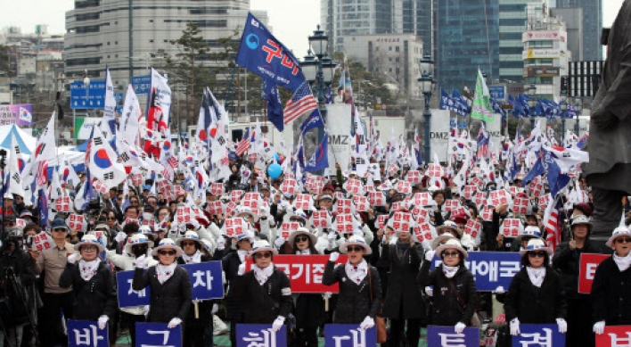 [From the Scene] Radical conservatives call for Park’s release, condemn Moon