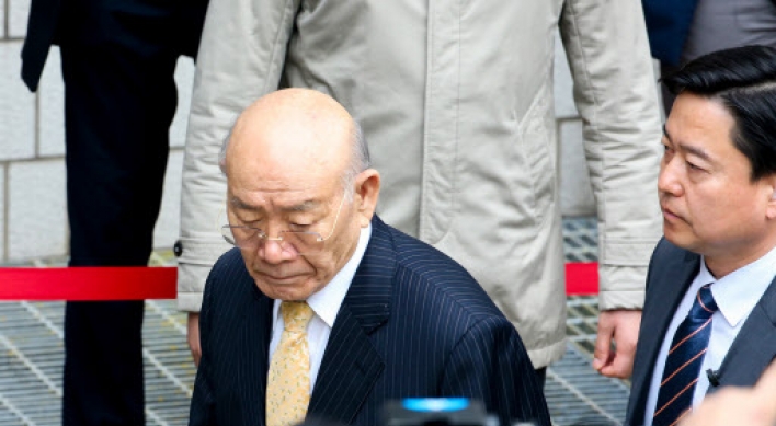 Ex-President Chun denies Gwangju libel charges at court