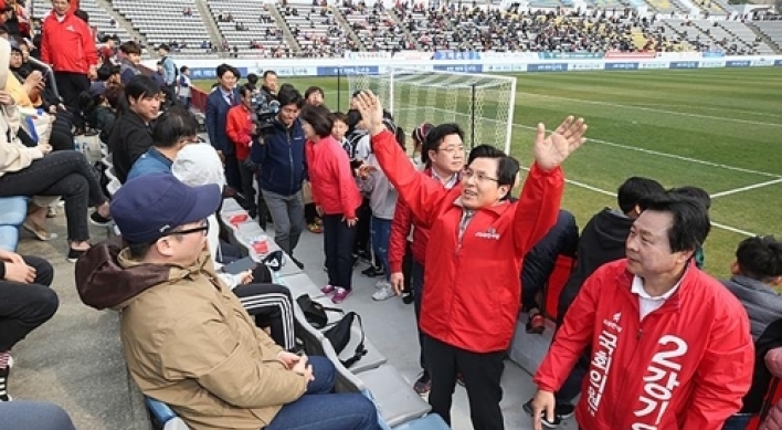 황교안, 축구경기장 안 선거유세…경남FC 벌칙 위기