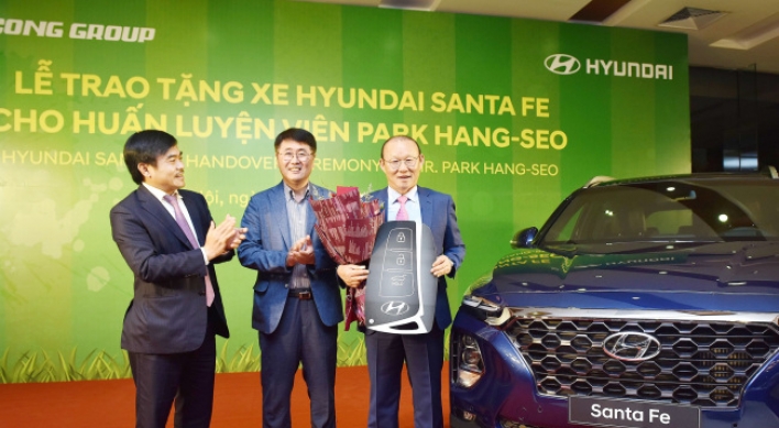 Hyundai presents Santa Fe to South Korean soccer head coach for Vietnam