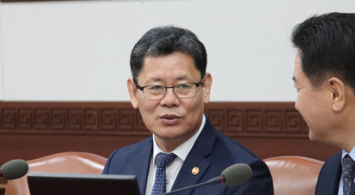 Unification minister says N. Korea will respond to Moon's summit offer