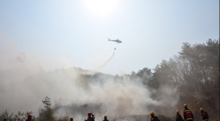 Firefighting helicopter accidentally crosses border into North