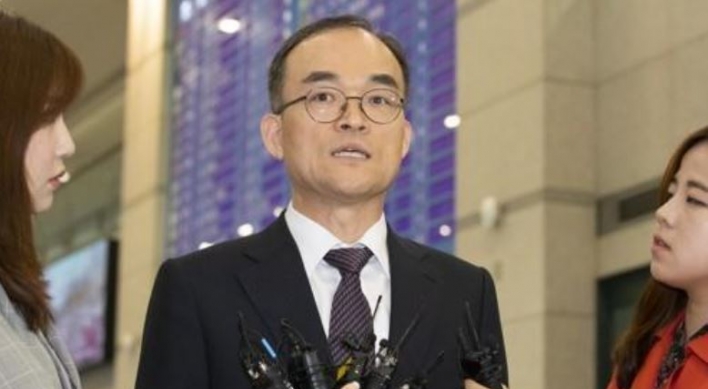 Top prosecutor cuts short overseas trip amid stir over reform bills