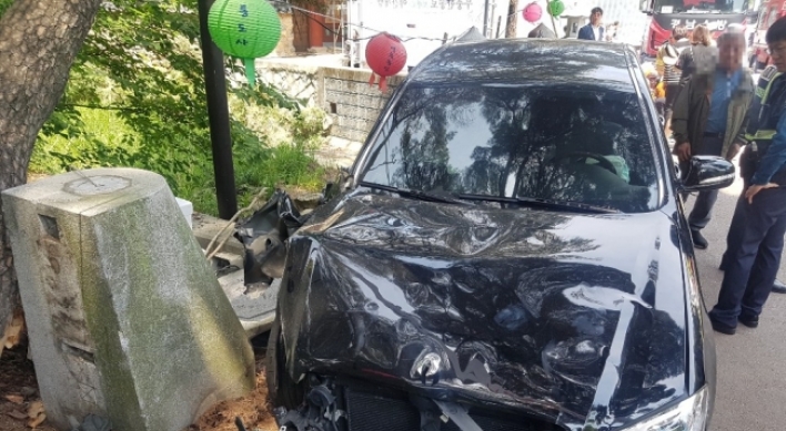 One dead, 12 injured, as car drives into crowd at Tongdosa Temple on Buddha’s Birthday