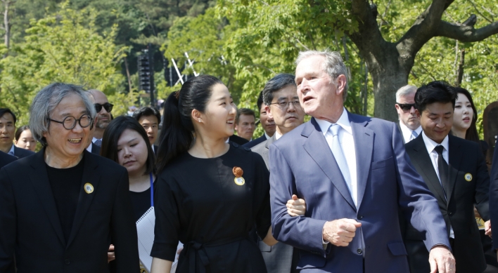 盧 전 대통령 손녀와 팔짱 끼고 입장한 부시…너럭바위 참배