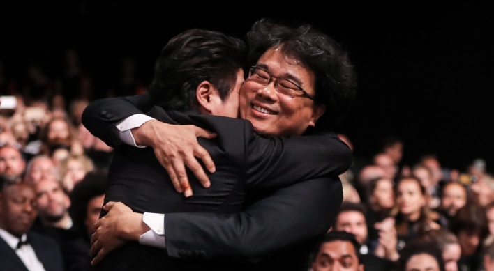 President Moon celebrates Korean film's Cannes victory