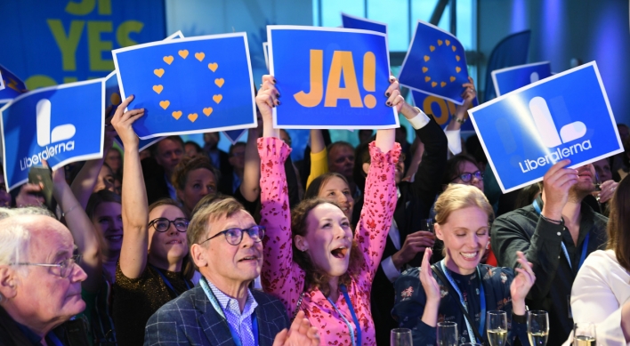 Europe-wide vote fragments center as far right, Greens gain