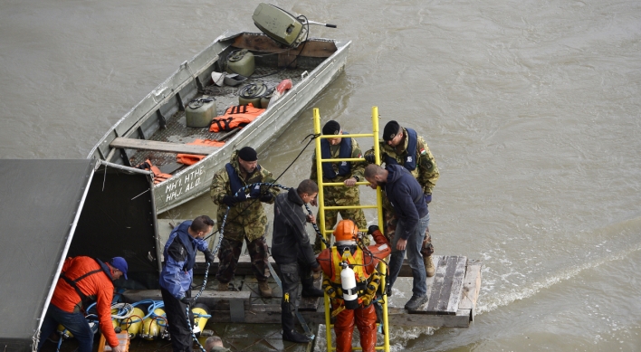 Divers to begin search inside sunken tourist ship in Budapest