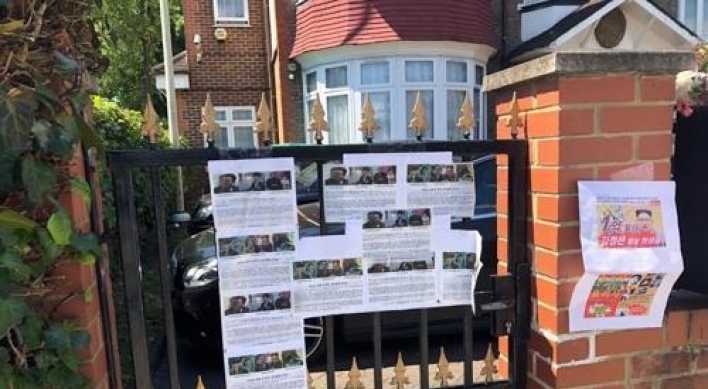 Defectors' group scatters anti-Pyongyang leaflets at NK embassy in London