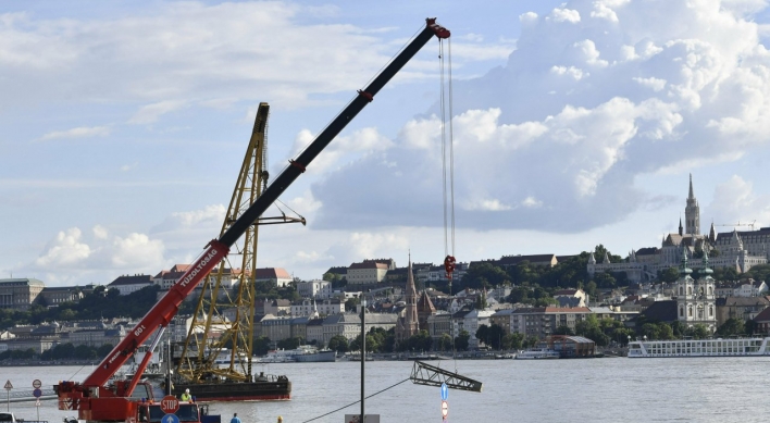 Hungary needs extended search for 21 missing in boat sinking