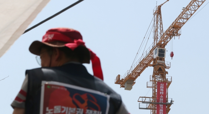 [Newsmaker] Tower crane workers stage all-out strike, halt construction nationwide