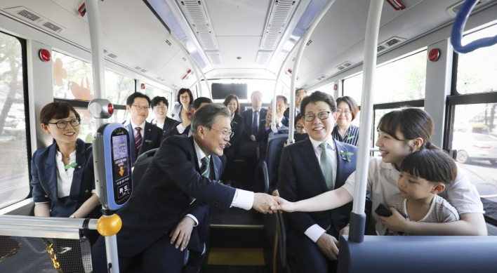 Moon joins test drive of Korea’s first hydrogen-powered city bus