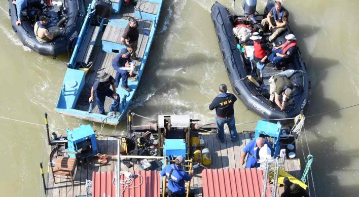 Two more bodies believed to be S. Korean victims of Hungary boat sinking found
