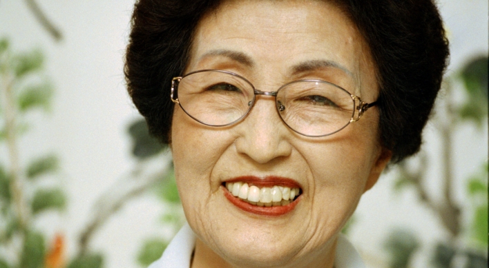 Ex-first lady Lee remembered as political buttress for husband, pioneer for women's rights