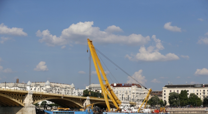 Hungary to lift sunken tour boat