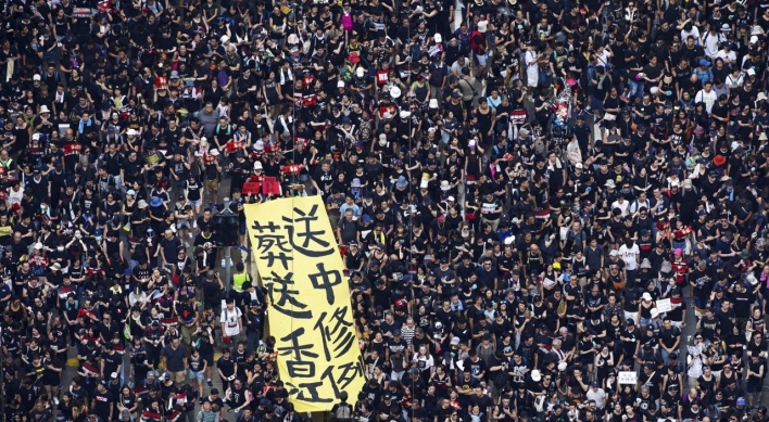 [Newsmaker] Huge crowds march in Hong Kong, piling pressure on leader