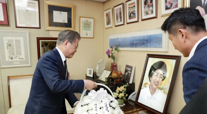 Moon visits former first lady's home soon after foreign trip