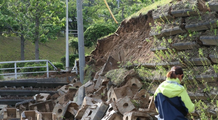 Japan quake causes minor tsunami, 16 hurt