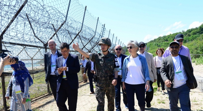 [Diplomatic circuit] Foreign minister, diplomats visit DMZ hiking trail