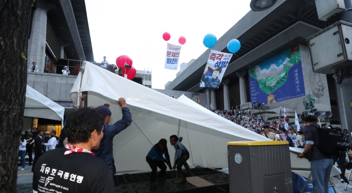 Far-right party removes tents from Seoul square