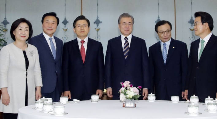 Moon meets bipartisan parliamentary leaders amid deepening economic woes