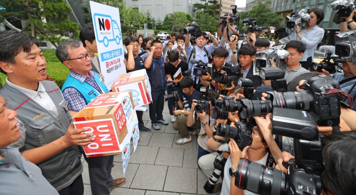 [Newsmaker] Union of delivery workers refuses to handle Uniqlo goods