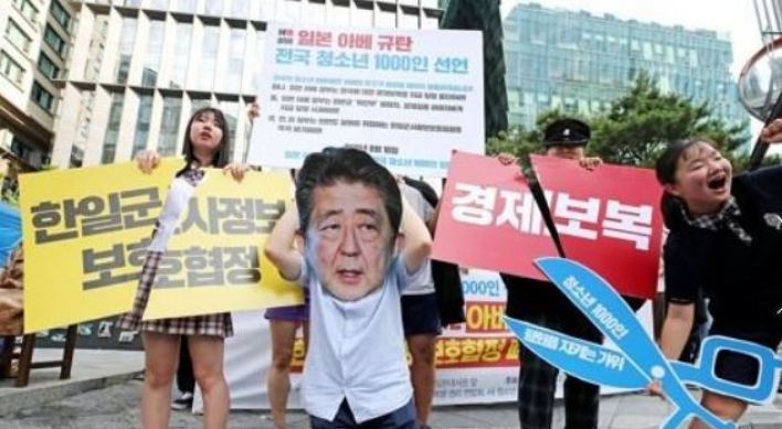 Students hold anti-Abe protest, demand Seoul's withdrawal from intel-sharing pact with Tokyo