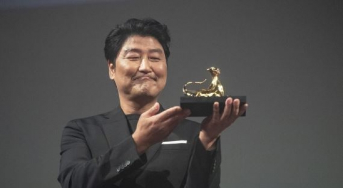 Song Kang-ho honored with Excellence Award from Swiss film fest