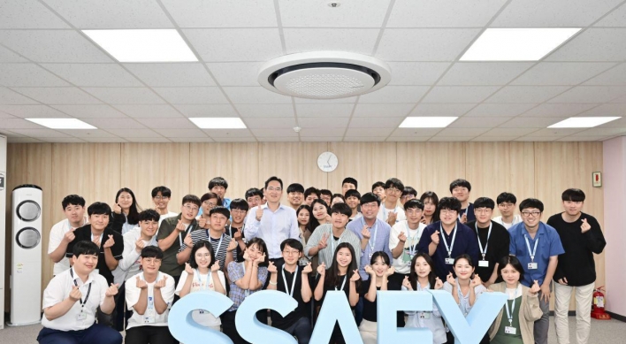 Samsung heir meets software trainees in Gwangju