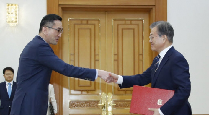 President Moon receives six new ambassadors to Seoul