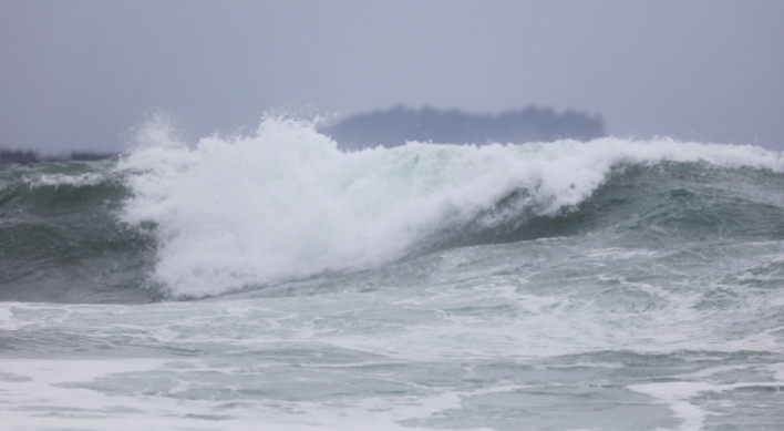 Typhoon Tapah dumps heavy rain, causing flight cancellations