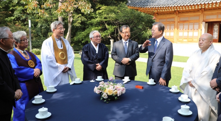 Moon asks religious leaders to help heal social conflicts