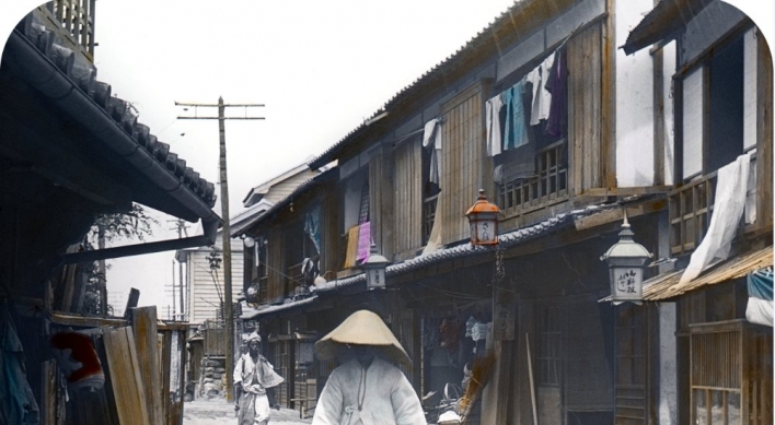 Hungarian surgeon's photos capture dying days of Joseon era