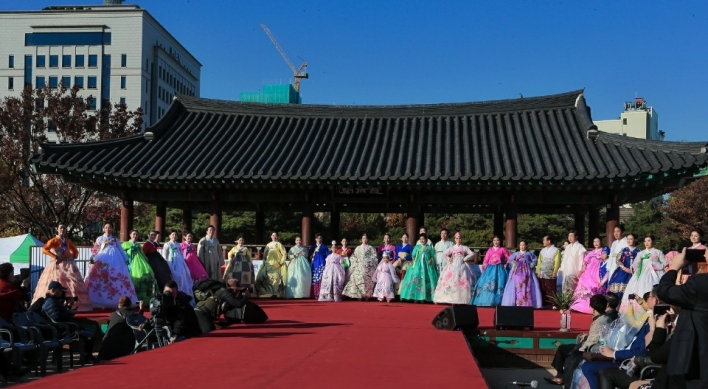 Senior citizen group hosts hanbok fashion show to bring harmony to society