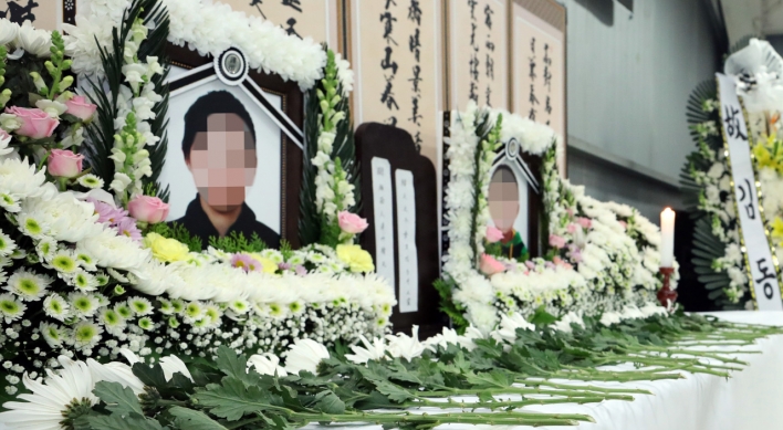 Memorial service for defector mother, son begins