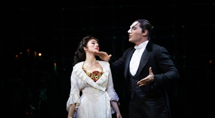 Chandelier crashes, ‘Phantom’ returns to Korea