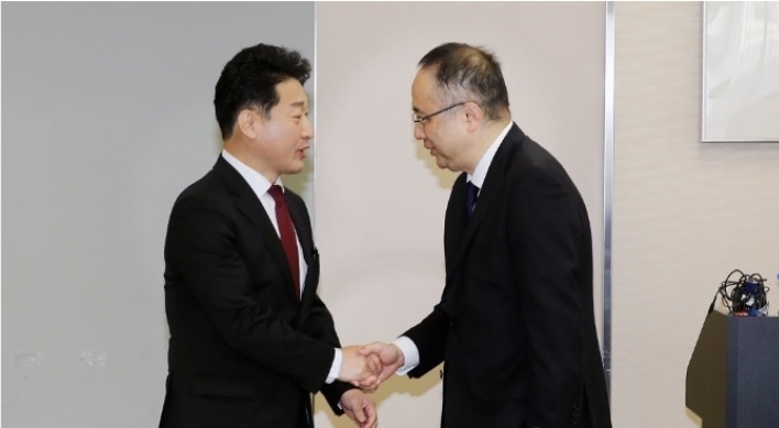 S. Korea, Japan begin high-level talks over trade war