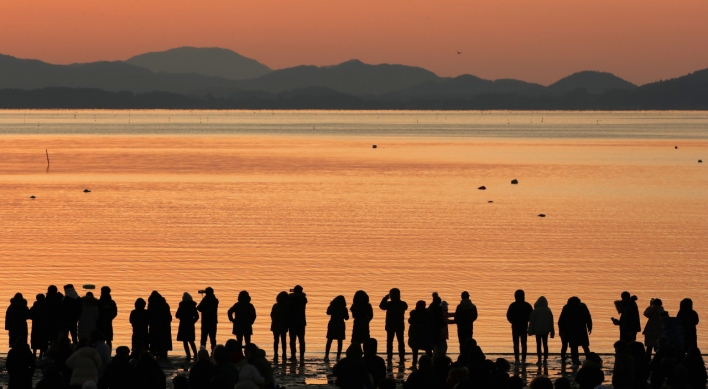 Koreans take new year’s celebrations to outdoors despite chilly temperatures