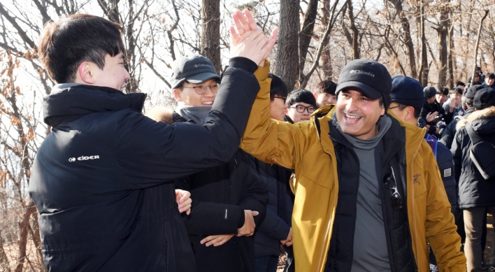 S-Oil CEO, employees participate in New Year’s hiking trip