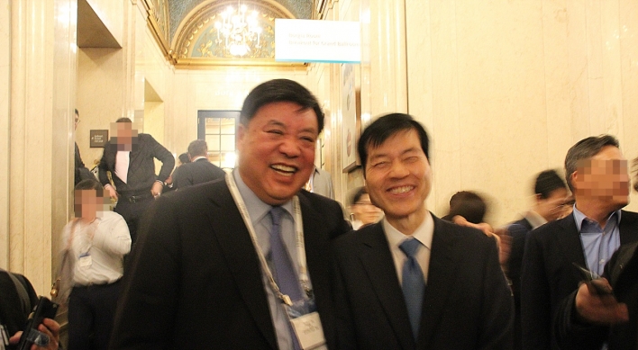 [Photo News] Top Korean biopharma rivals boast friendship