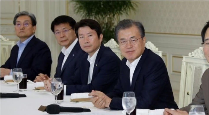 Moon to have dinner with ruling party officials