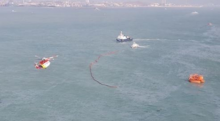 Crude oil spills from buoy off coast of Ulsan