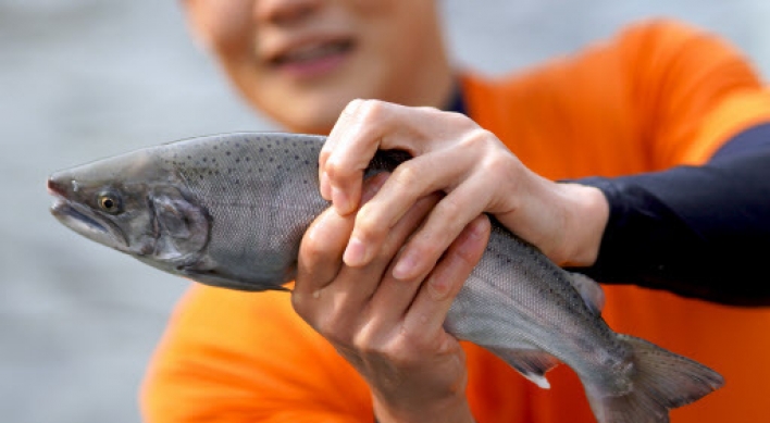 Hwacheon ice fishing festival closes after overcoming warm weather