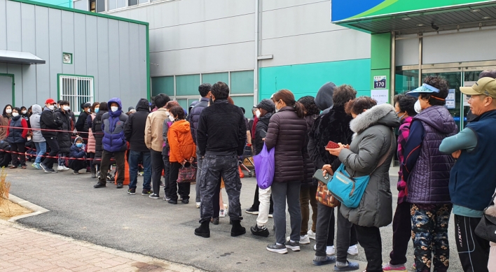 [Newsmaker] Confirmed virus-infected man caught queuing to buy mask